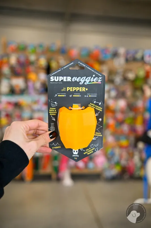 Łatwy zwrot PAPRYKA Zee Dog zabawka dla psa Super Veggiez – na smakołyki