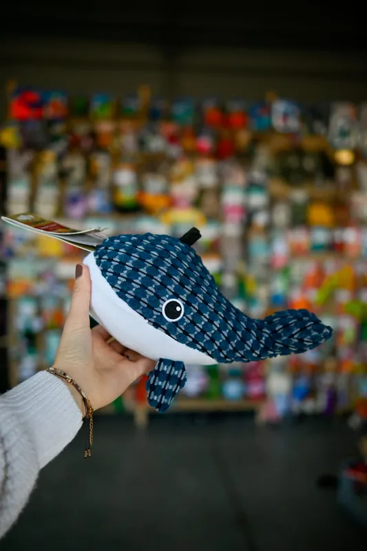FLAMINGO CEANO WIELORYB 26,8cm – piszczącą i szeleszcząca zabawka Łatwy zwrot