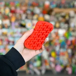 Pet+Me Firm Silicone Brush Red – szczotka silikonowa dla psa, do gęstej i długiej sierści z grubym podszerstkiem czerwona Oferta limitowana