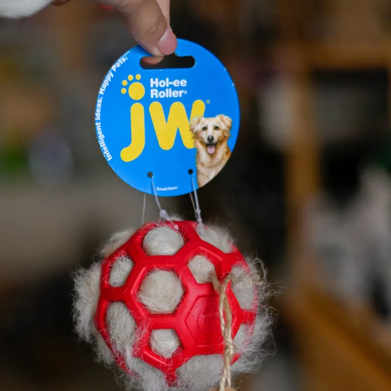 FurryFriends czerwona piłka ażurowa JW rozm S wypełniona białym futrem owczym Najlepsza cena