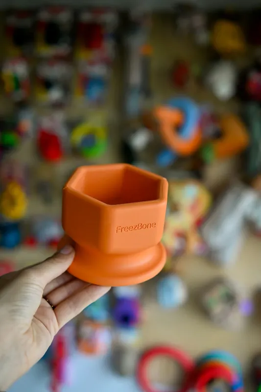 FREEZBONE FreezCup – pomarańczowy wytrzymały kubeczek do gryzienia, wylizywania i mrożenia Wyjątkowa oferta