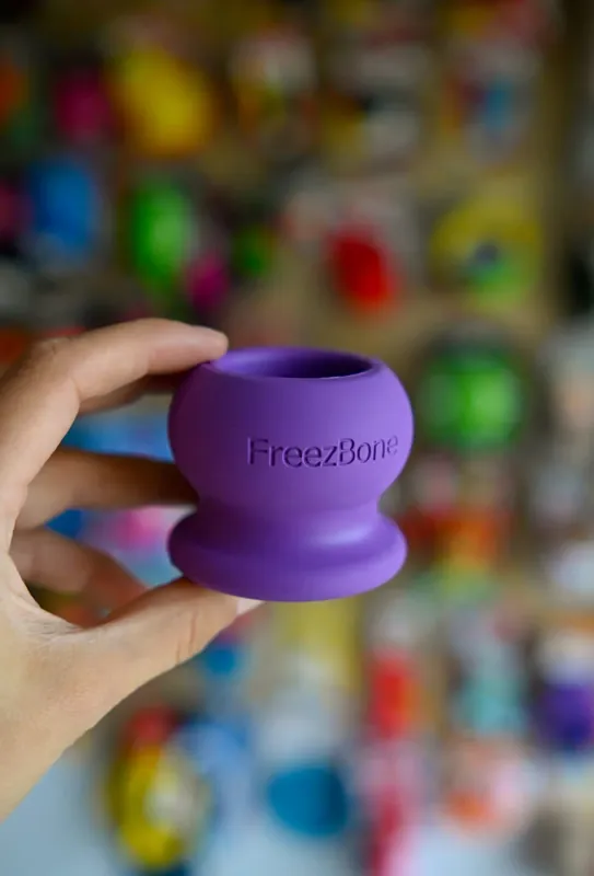 Bezpieczne zakupy FREEZBONE Freezball M – fioletowa wytrzymała kula do wylizywania i mrożenia