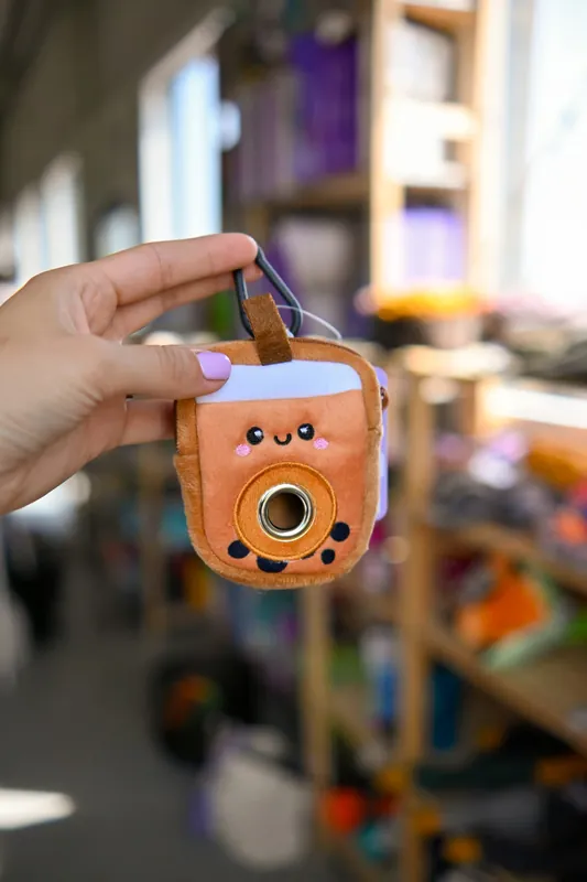 Hugsmart Pooch Pouch – Bubble Tea etui na kupoworki brązowe Bezpieczna płatność