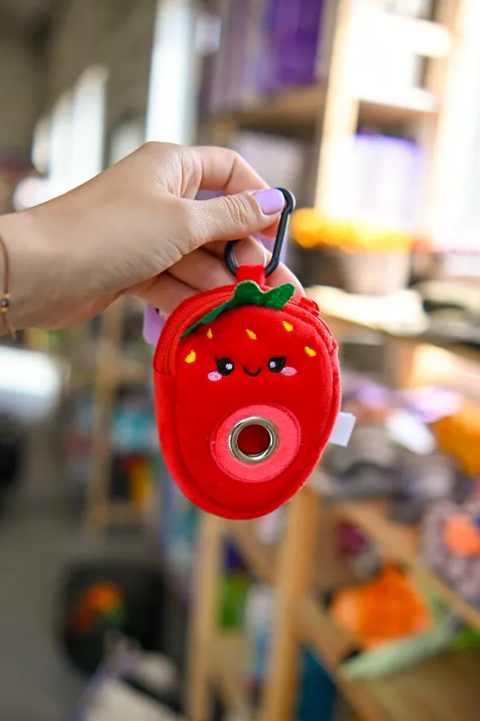 Bestseller Hugsmart Pooch Pouch – Strawberry etui na kupoworki truskawka